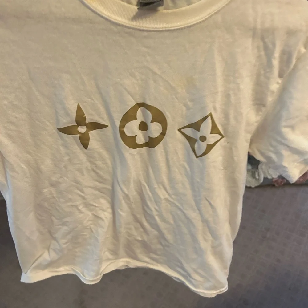 Designer inspired logo short sleeve shirt. - Picture 7 of 15